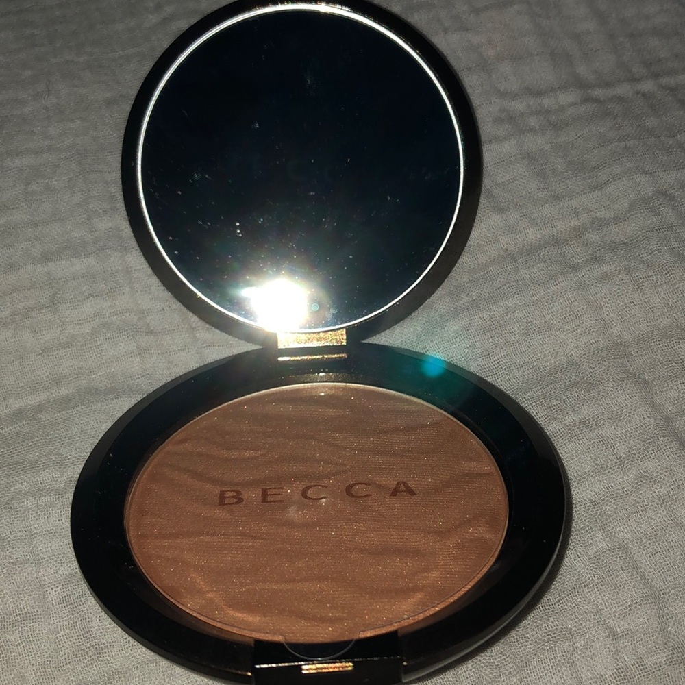 BRAND NEW- BECCA Ipanema Sun sunlit bronzer